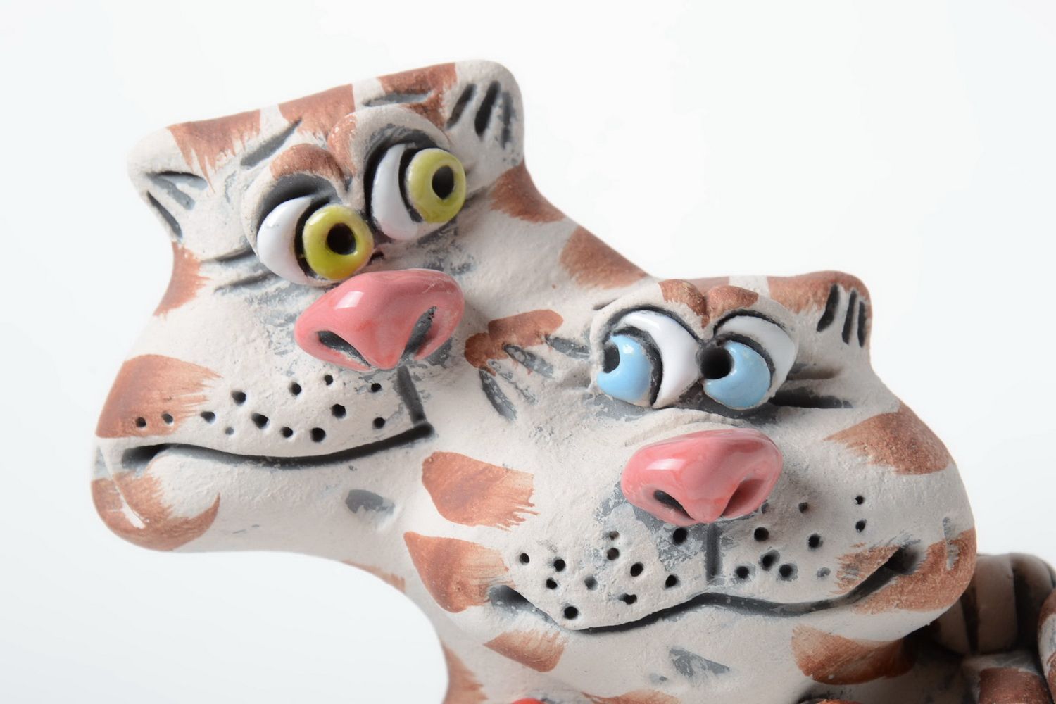 Alcancía de cerámica pintada artesanal original con forma de gatos enamorados foto 4
