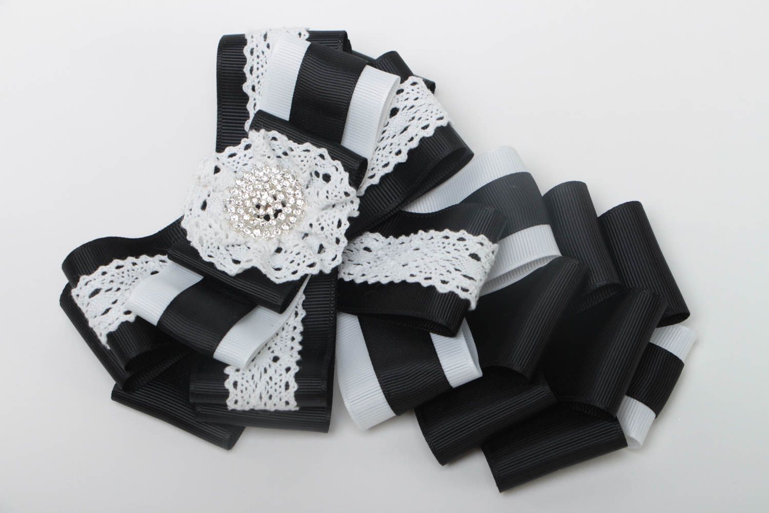 Grande broche jabot avec noeud noir blanc en reps et dentelle faite main photo 2