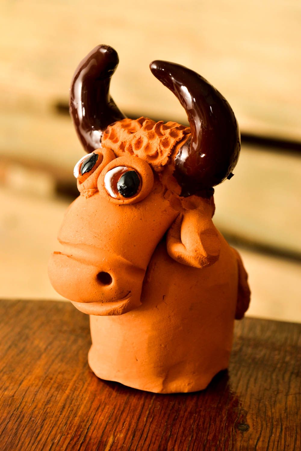 Torello in ceramica fatto a mano figurina divertente souvenir originale foto 1