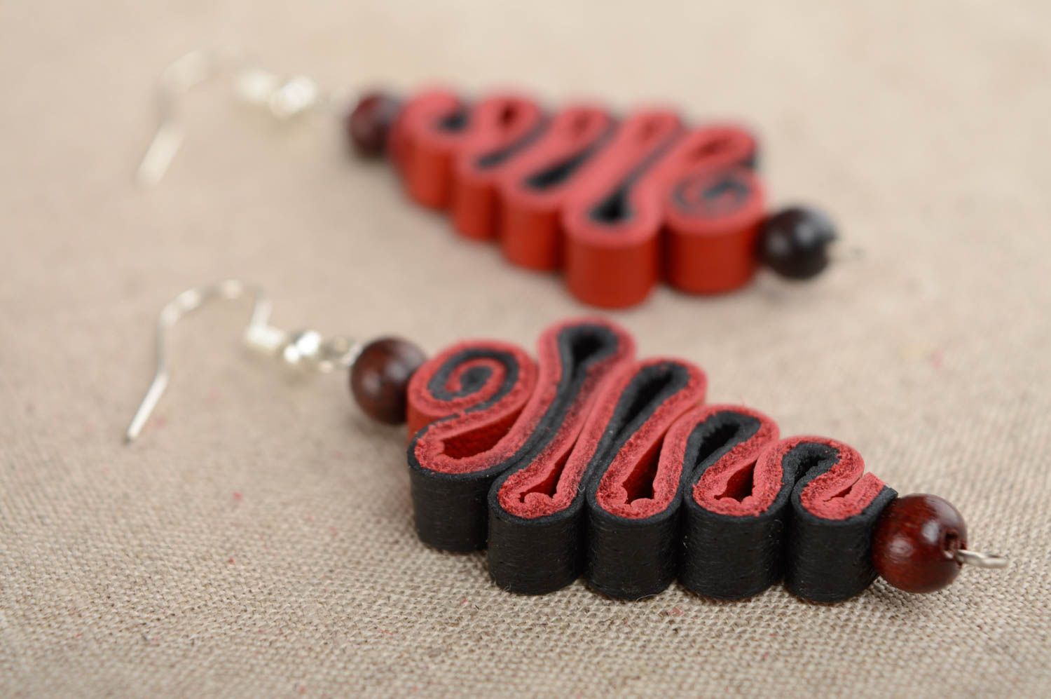Longues boucles d'oreilles pendantes cuir rouges faites main avec perles en bois photo 2