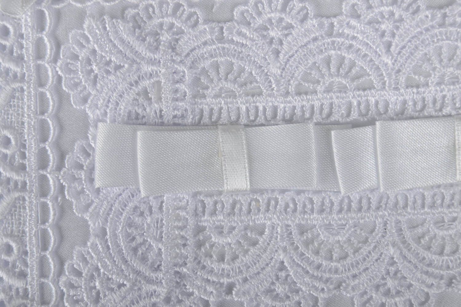 Свадебная подушечка для колец белая атласная прямоугольная ручной работы фото 5