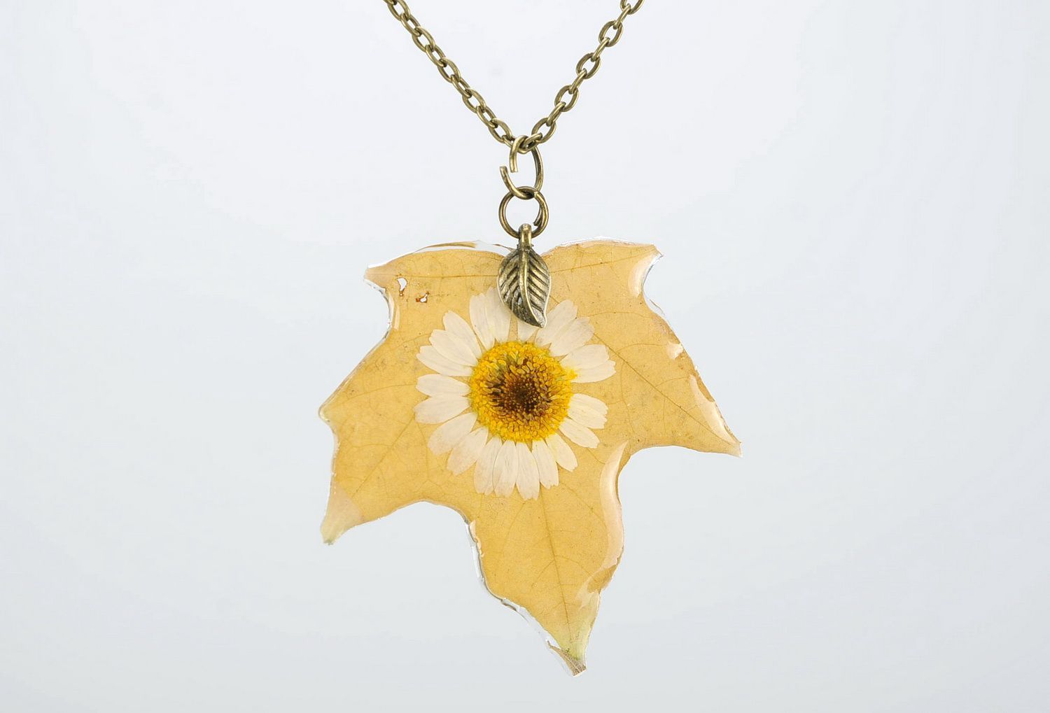Pendant Sycamore leaf with chamomile photo 3