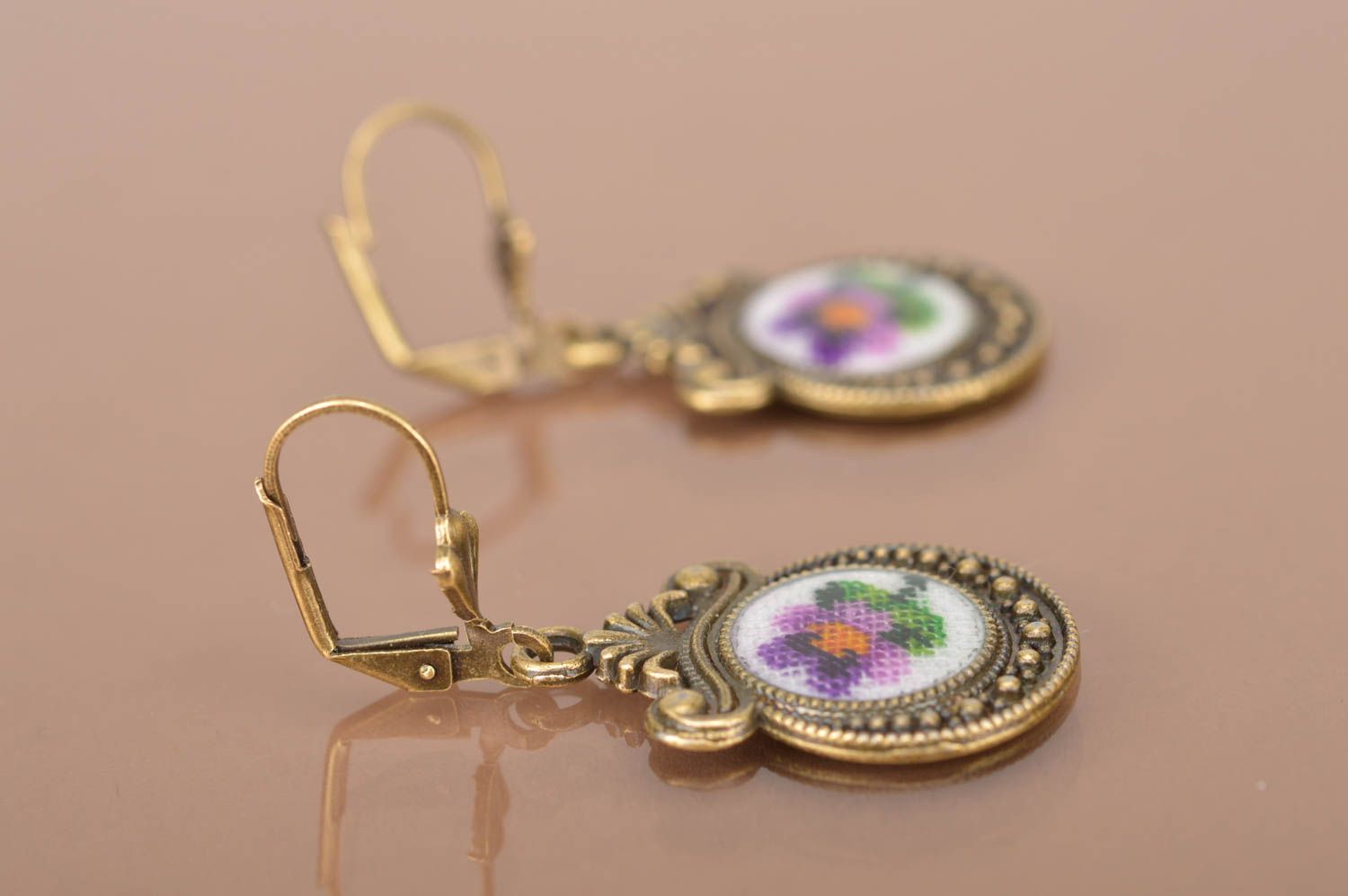 Boucles d'oreilles pendantes Bijou fait main métal canevas brodées Cadeau femme photo 4