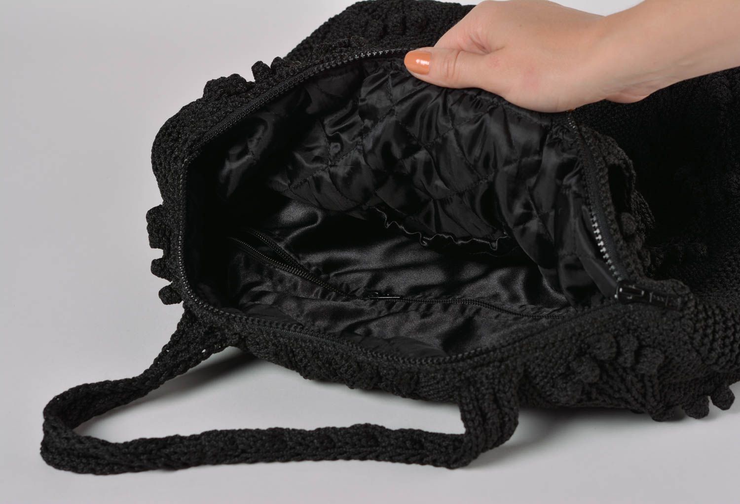Grand sac à main tricoté avec des aiguilles fait main noir pour hiver deux anses photo 4