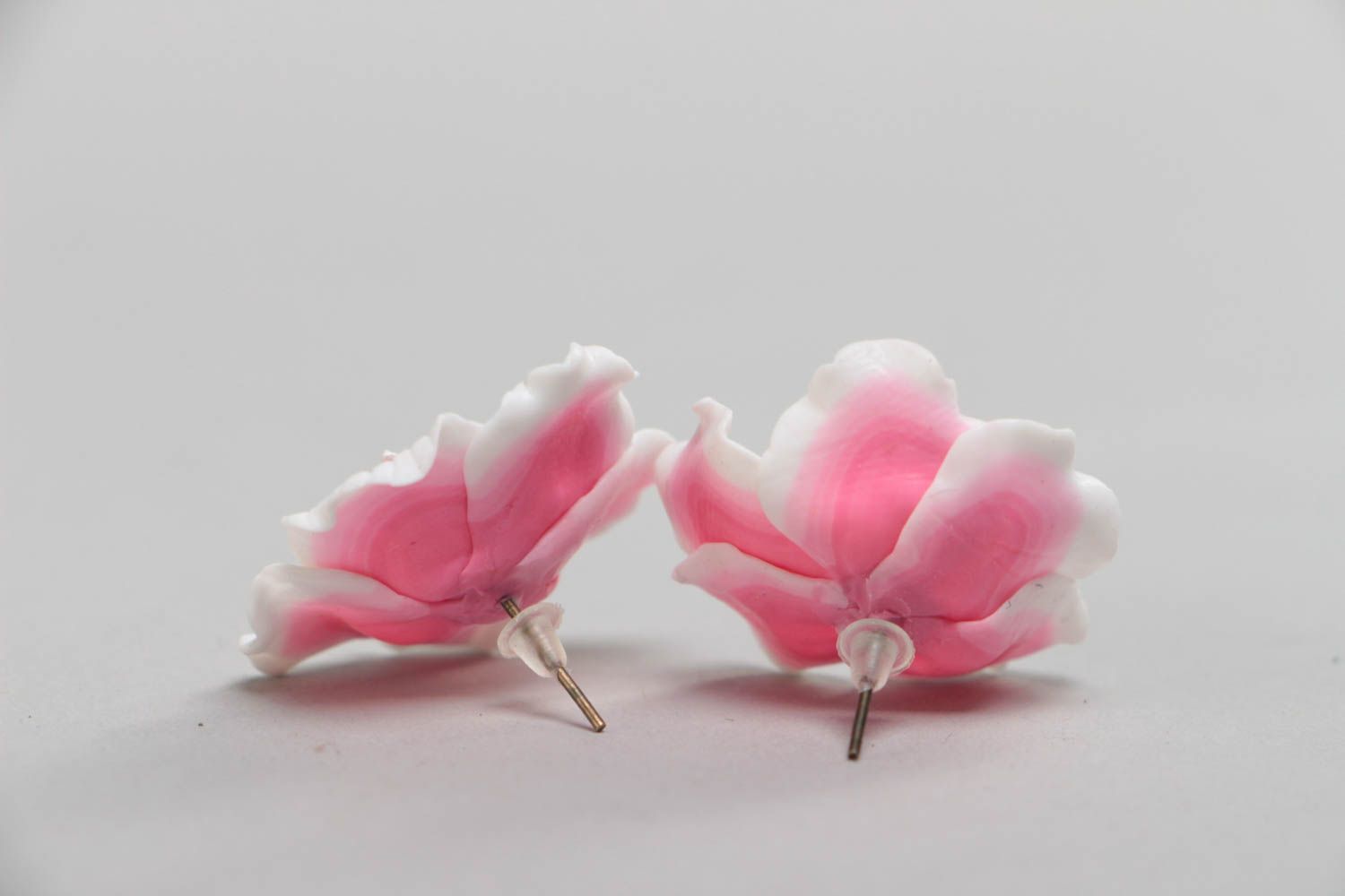 Серьги из полимерной глины в виде вишневых цветов гвоздики ручной работы фото 4
