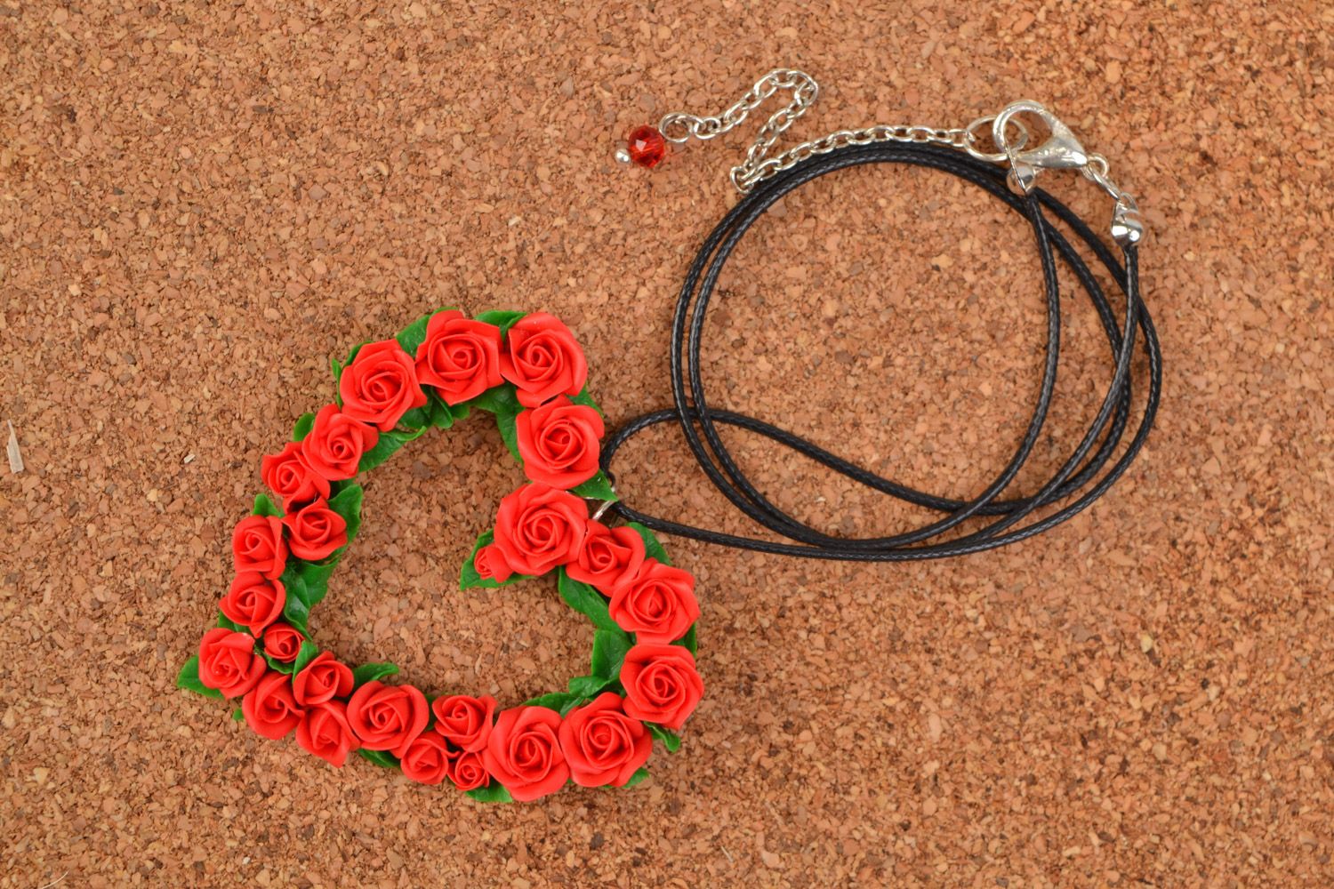 Pendentif en pâte polymère à motif floral fait main pour femme Coeur rouge photo 4