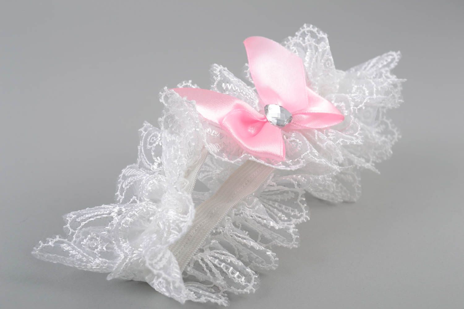 Свадебная подвязка невесты из атласа и гипюра белая с розовым бантиком хэнд мэйд фото 2