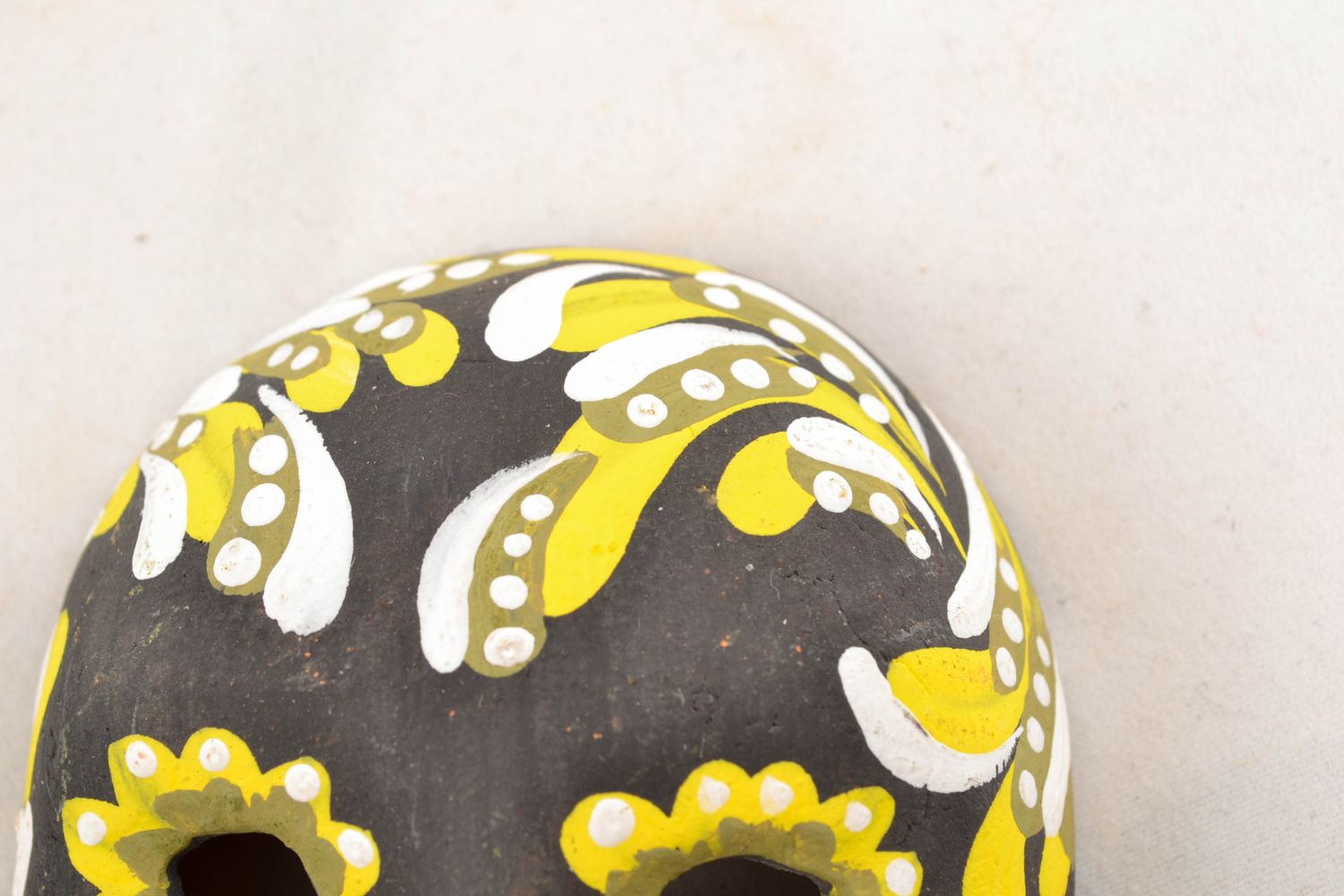 Глиняная интерьерная подвеска карнавальная маска фото 3