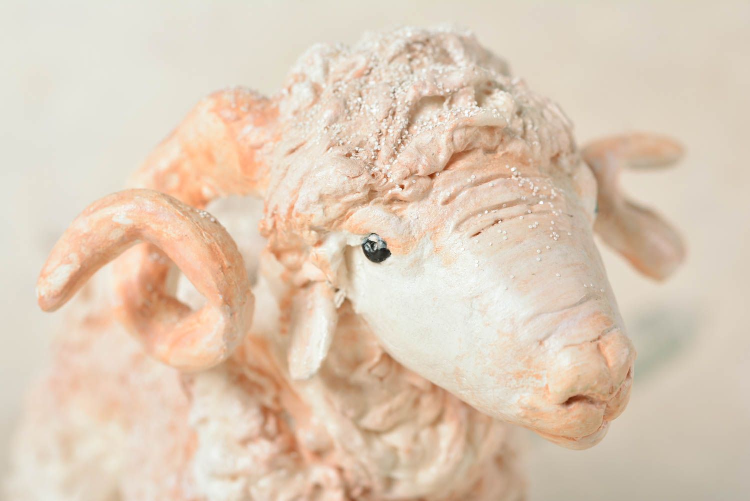 Игрушка из самозатвердевающей глины ручной работы в виде овечки для декора дома фото 2