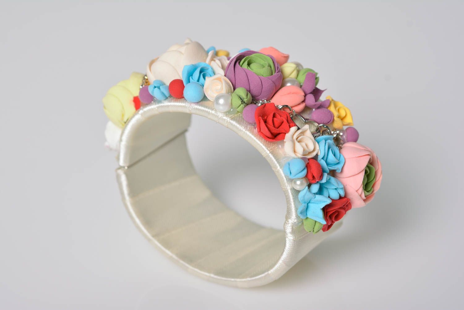 Large bracelet avec fleurs en pâte polymère fait main multicolore original photo 6