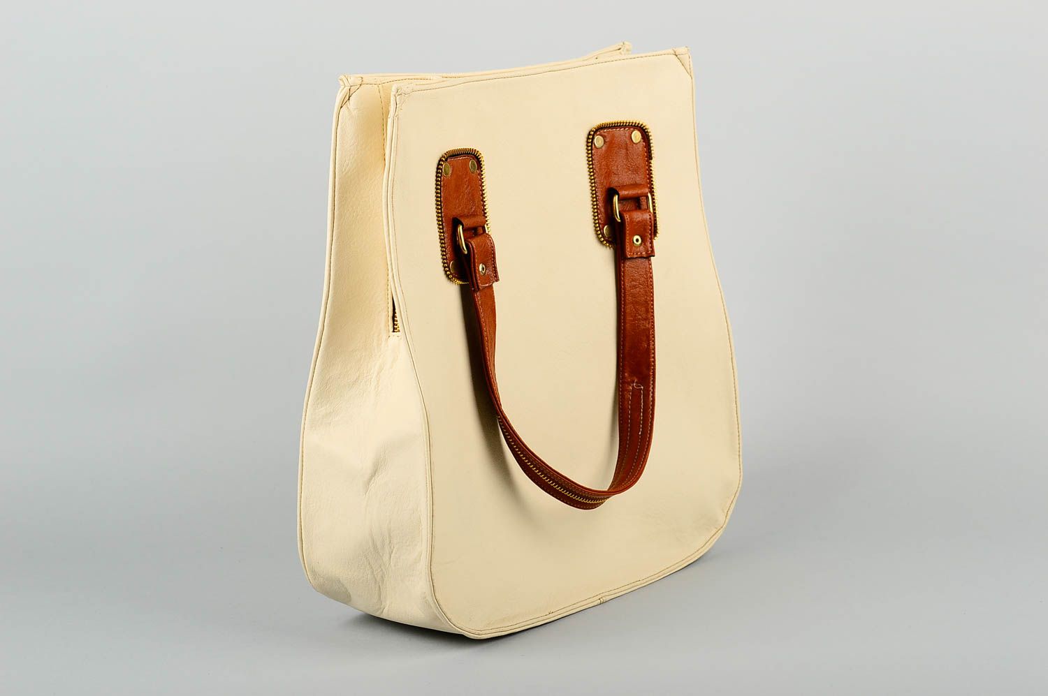 Сумка ручной работы сумка на плечо из кожзама женская сумка бежевая стильная фото 1