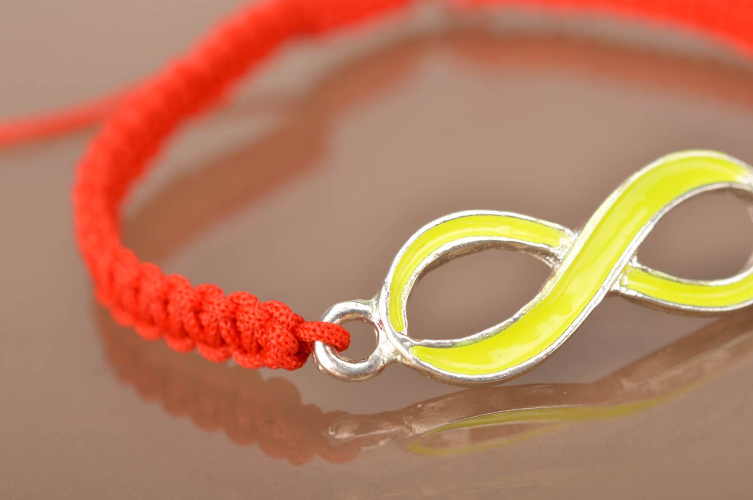 Bracelet tressé en lacet ciré rouge avec infini fait main fin accessoire stylé photo 3