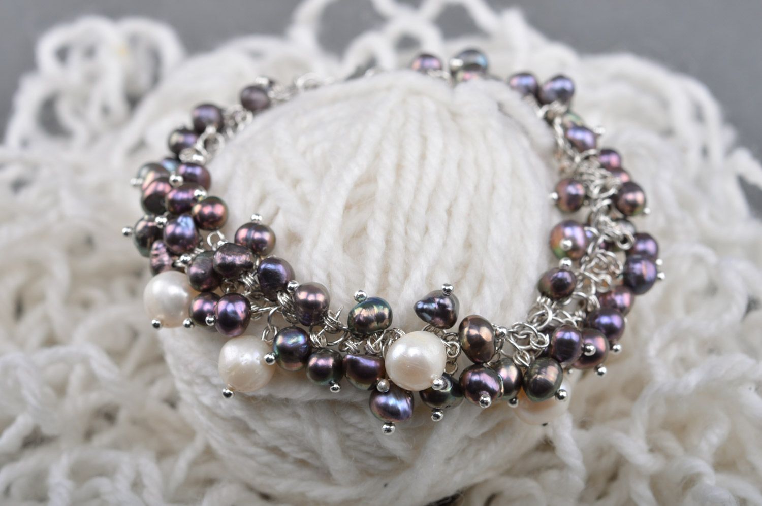 Bracelet fait main en perles blanches et noires sur chaîne accessoire élégant photo 5