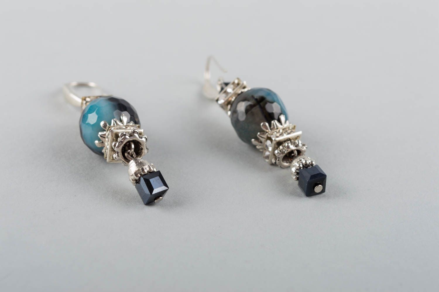 Boucles d'oreilles en agate cristal laiton bleu noir faites main délicates photo 3