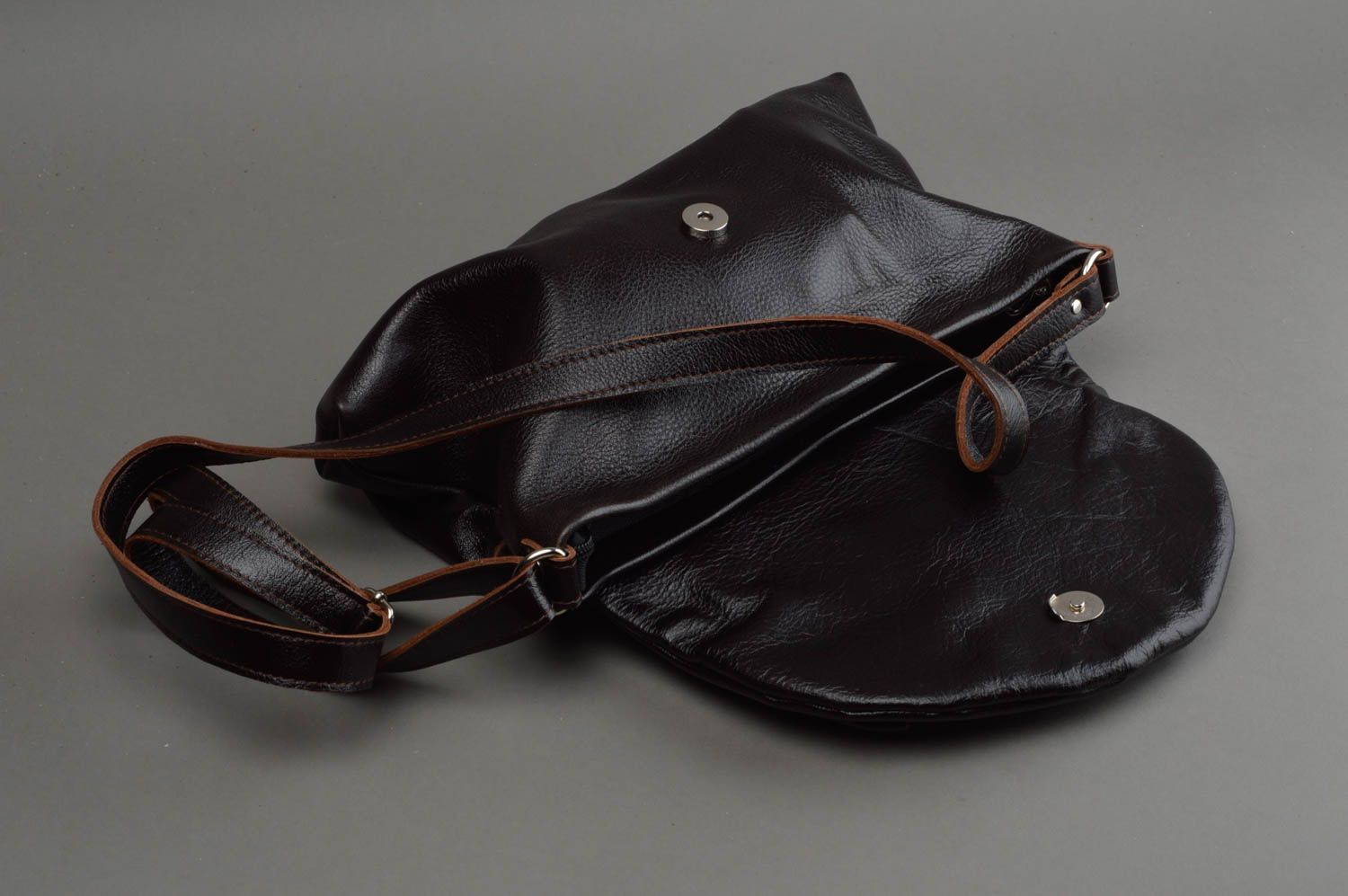 Красивая черная сумка через плечо из натуральной кожи ручной работы Бантик  фото 3