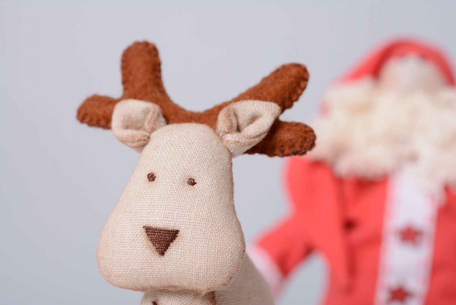 Papai Noel artesanal com um cervo  foto 4