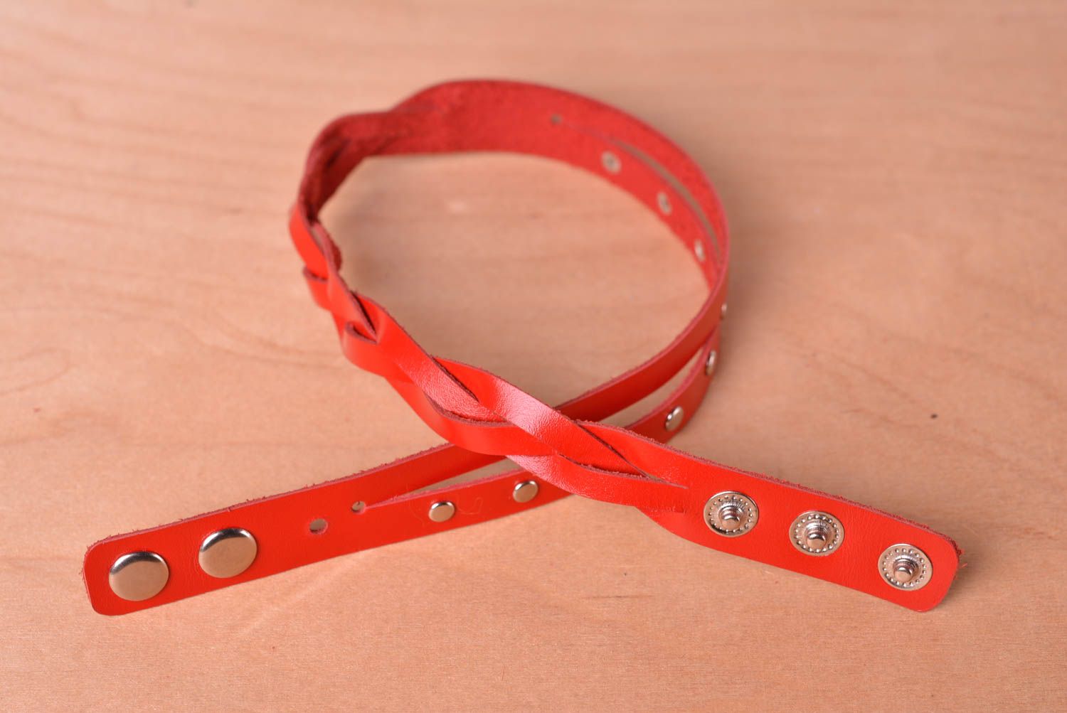 Bracelet cuir Bijou fait main de couleur rouge Accessoire femme cadeau photo 3