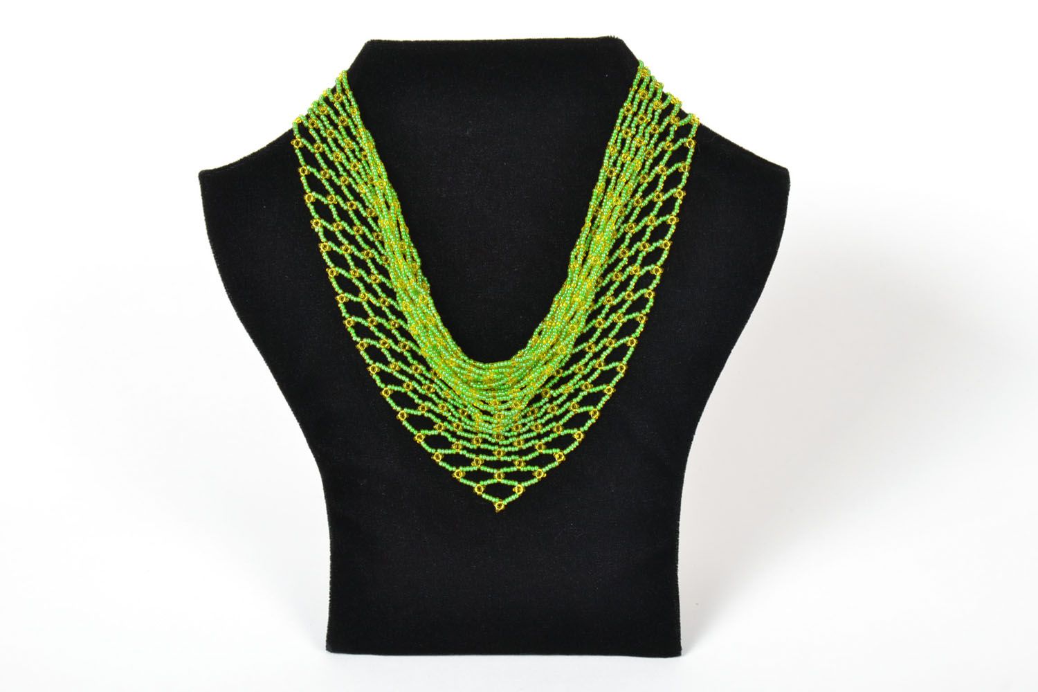 Green necklace woven manually photo 1