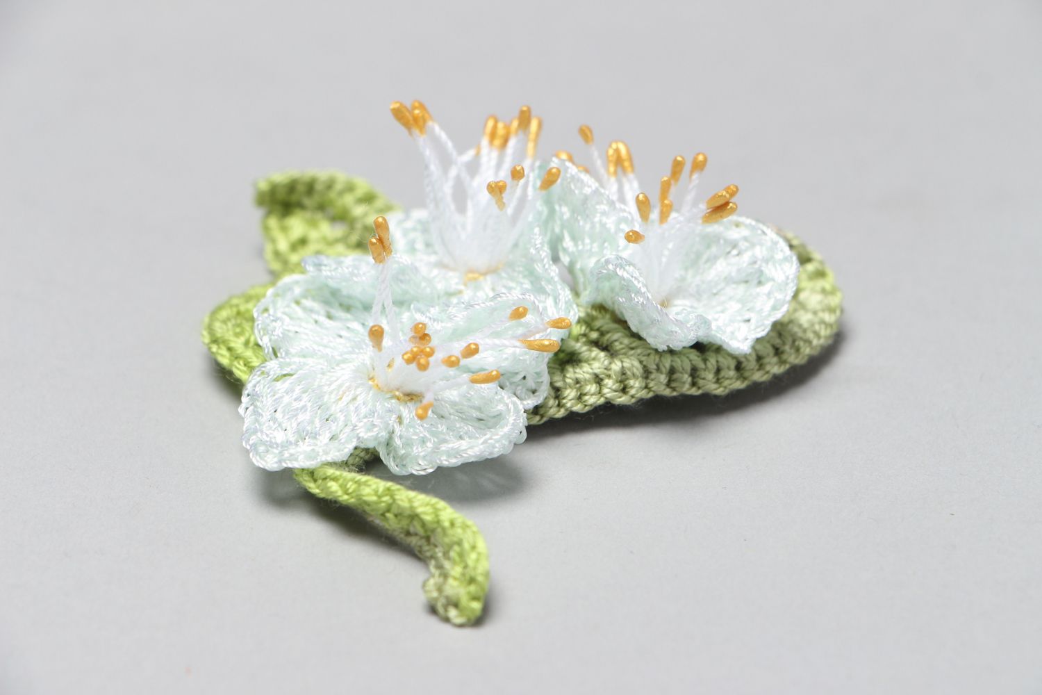 White crochet flower brooch photo 2