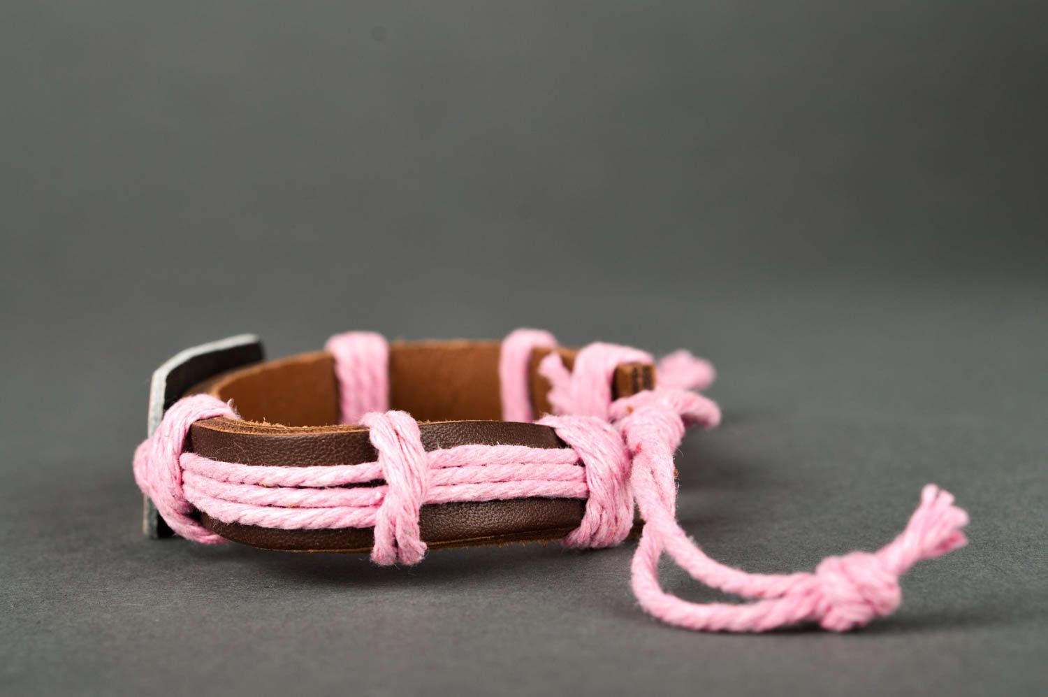 Широкий кожаный браслет ручной работы украшение из кожи браслет на руку розовый фото 3