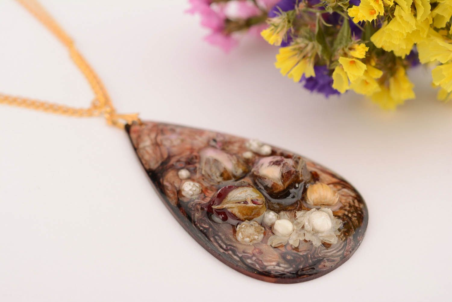 Acrylic pendant with dried flowers photo 1