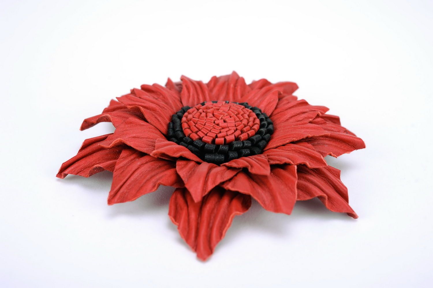 Brosche aus Leder in Form einer roten Blume foto 1