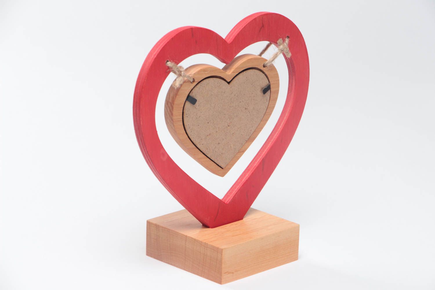 Handgemachter roter Fotorahmen aus Holz in Form eines Herzen schön auf Ständer foto 4