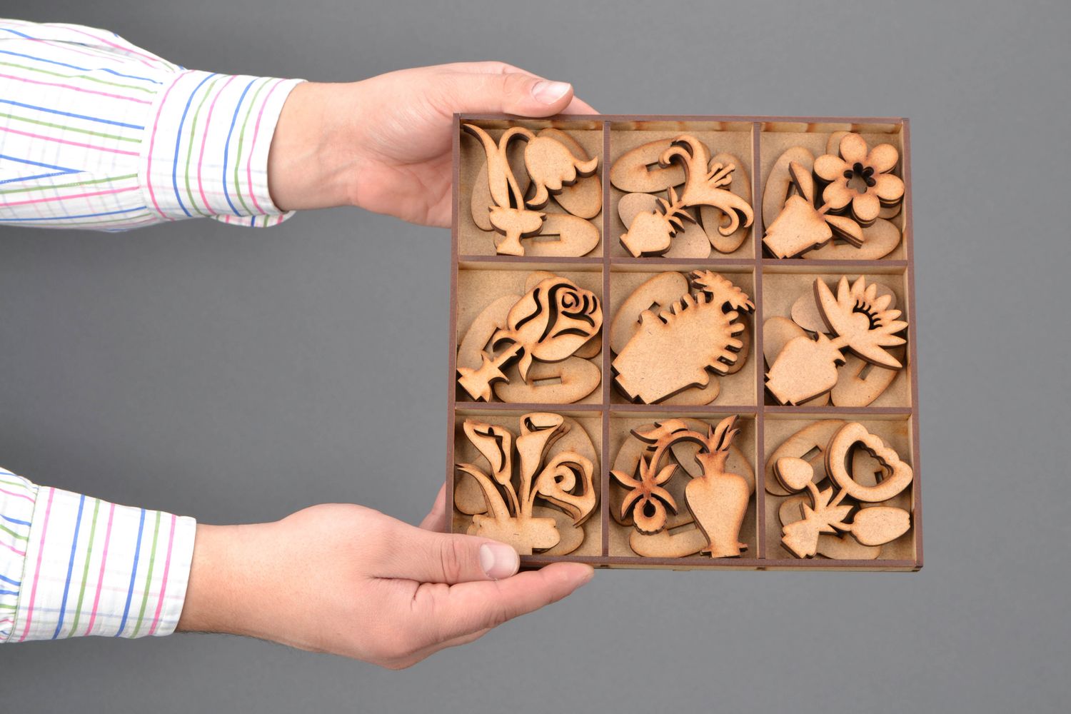 Set de piezas de madera con forma de flores foto 2