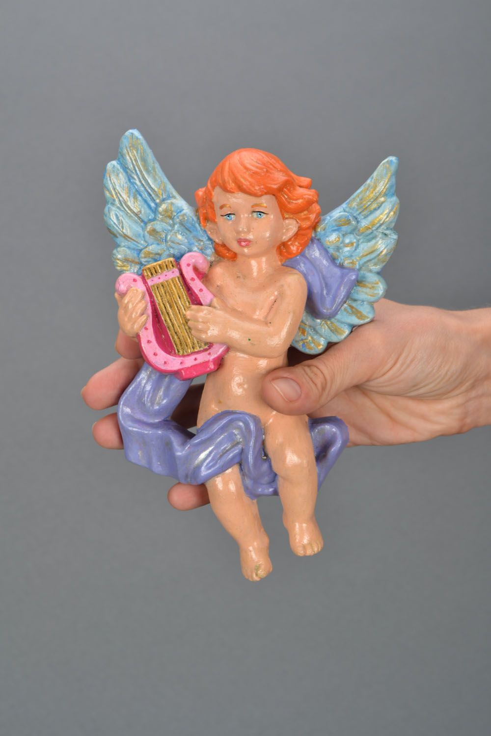 Estatueta de gesso pintada com tintas acrílicas em forma do anjinho  foto 2