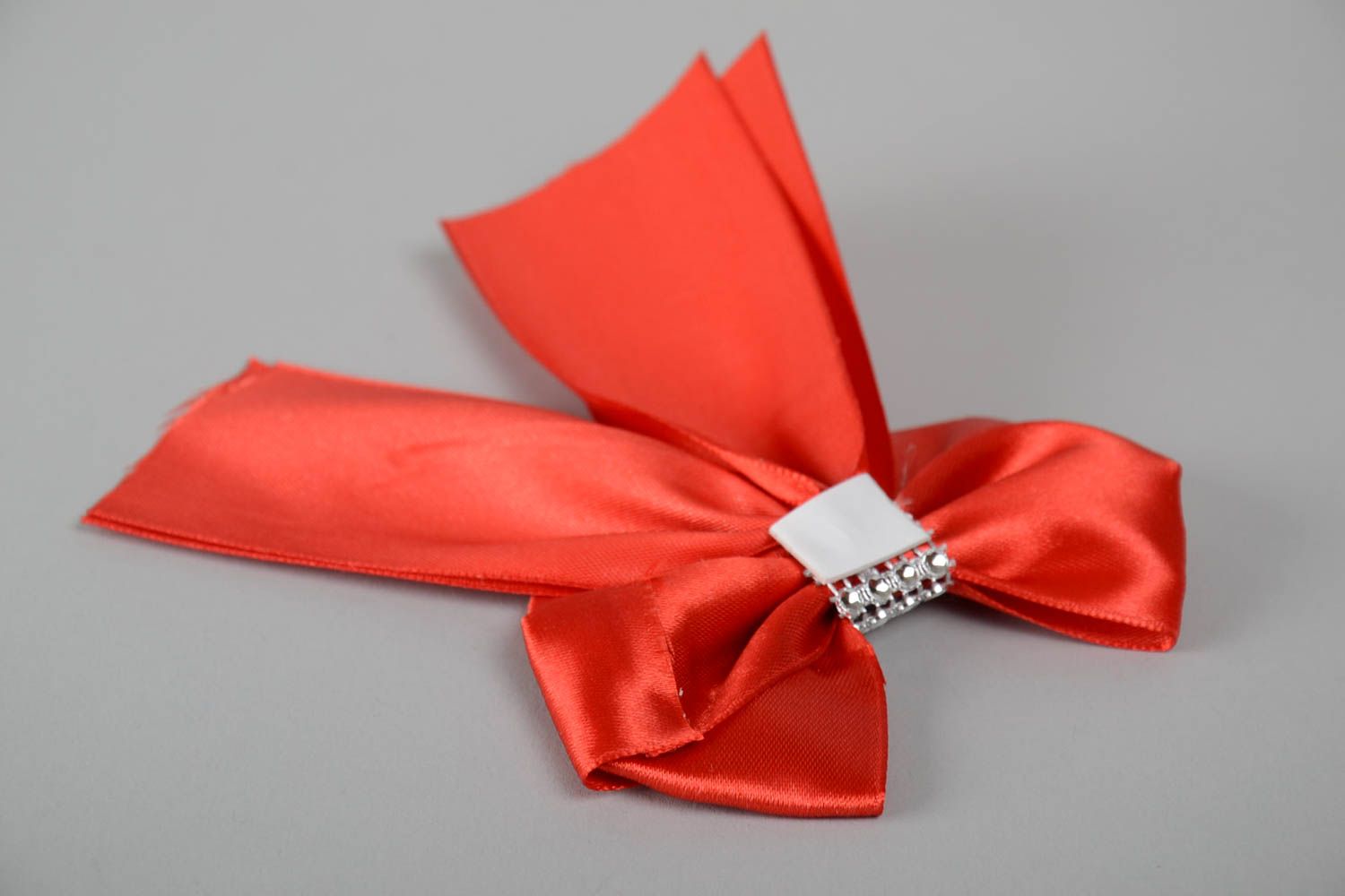 Fiocco di nastro di raso in colore rosso fatto a mano decorazioni matrimonio foto 2