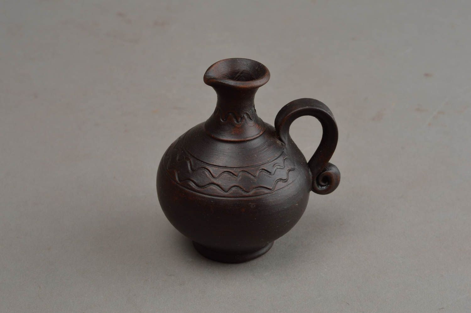 Vase décoratif fait main petit en céramique noir avec anse pour intérieur photo 3