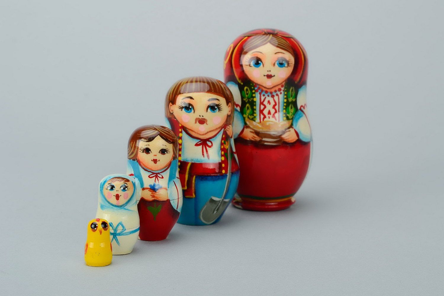 Matrioshka en una ropa nacional ucraniana con varéniki. Matrioshka es la muñeca de madera con vestido ruso campesino, que contiene otras de menor tamaño. Varéniki es una comida nacional de Ucrania
 foto 5