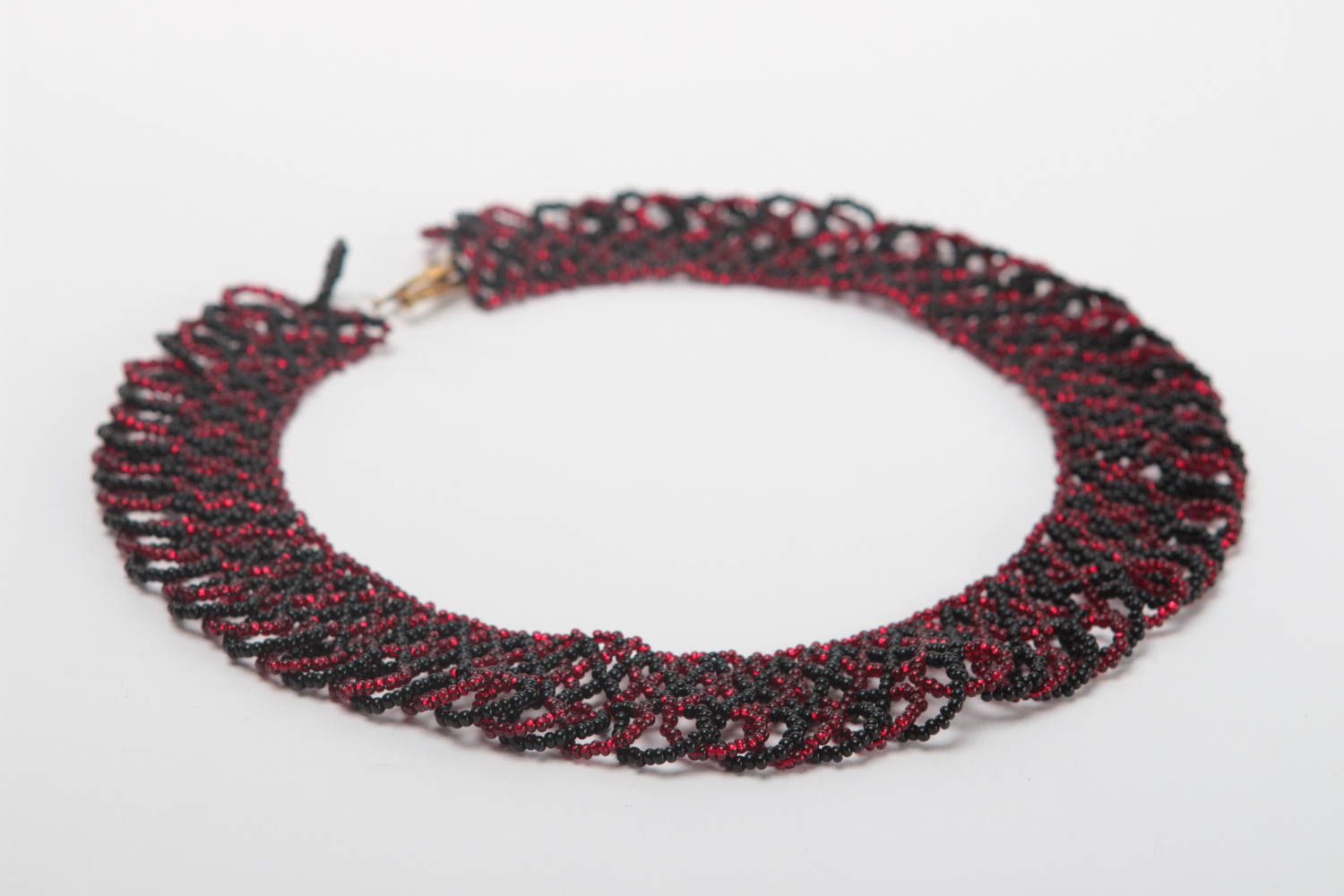 Ожерелье из бисера черное с красным красивое стильное нарядное ручная работа фото 3