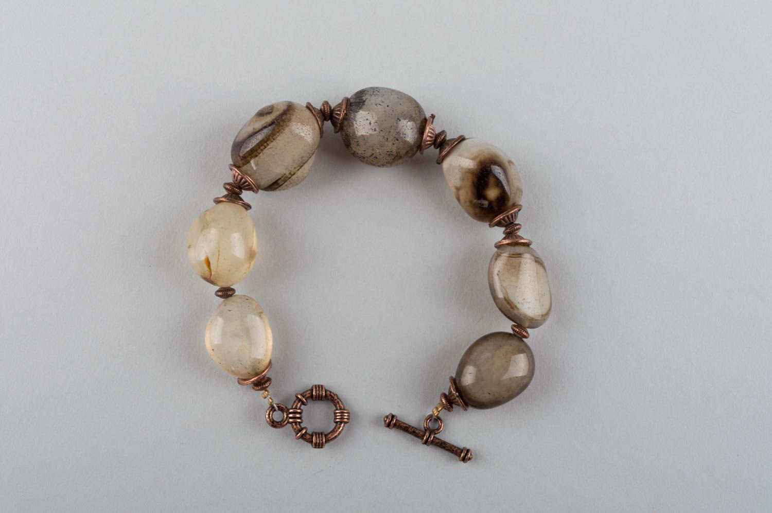 Boucles d'oreilles et bracelet bruns en laiton et pierres naturelles faits main photo 4