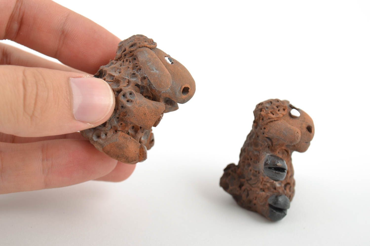 Керамические статуэтки ручной работы набор из 2 штук коричневые маленькие Овечки фото 2