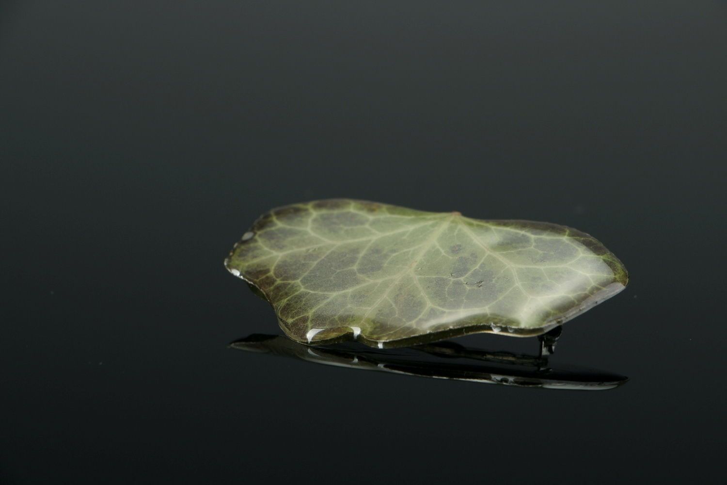 Brooch made of ivy leaf, coated with epoxy resin photo 1