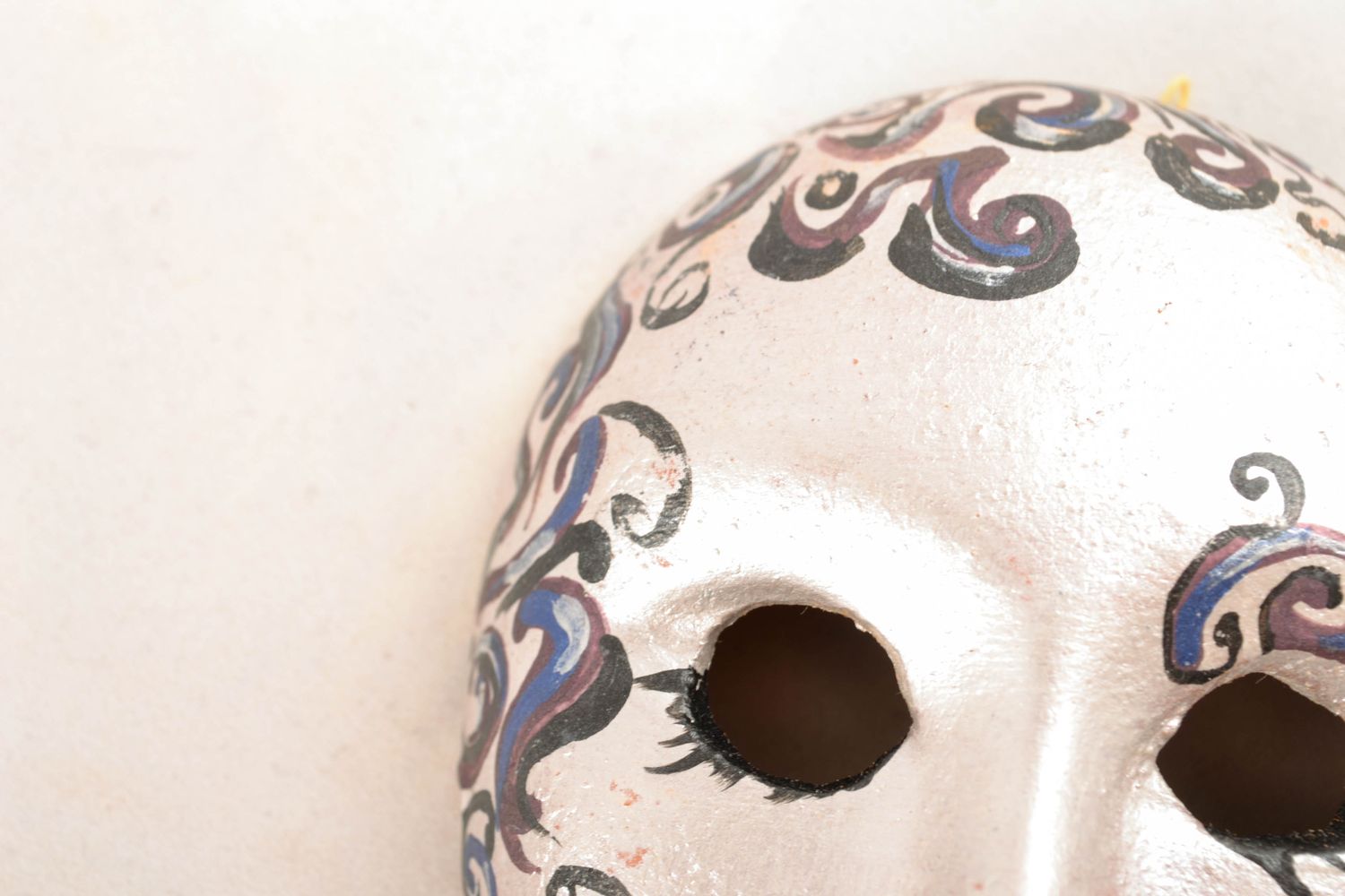 Maschera piccola bianca fatta a mano in ceramica souvenir da parete dipinto  foto 3