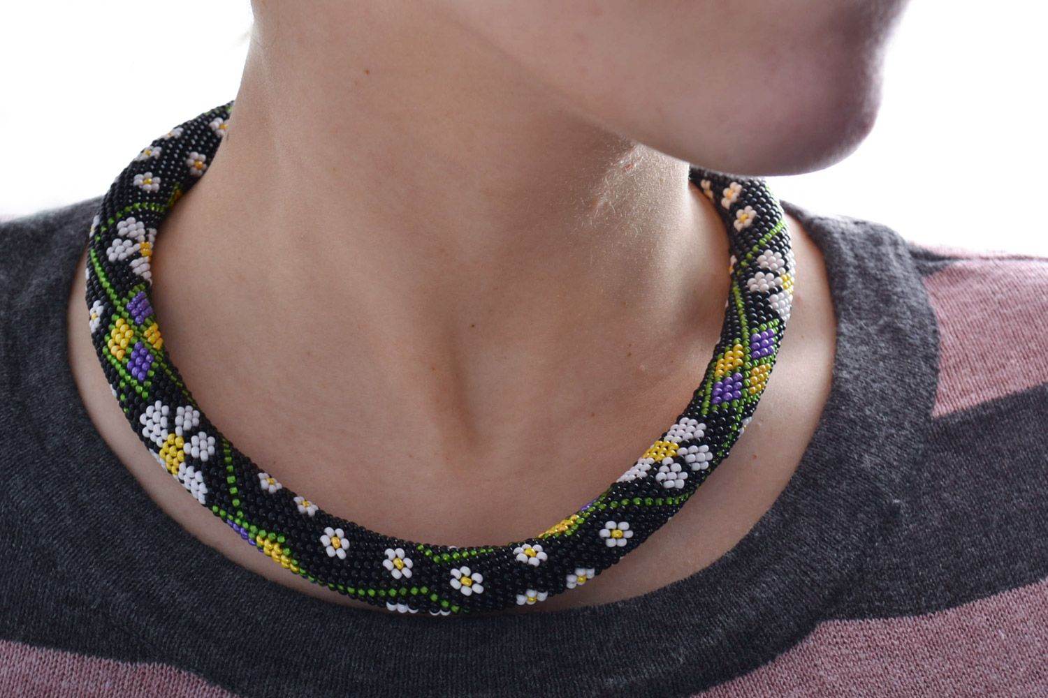 Collar de abalorios checos de diseño original multicolor hecho a mano femenino foto 1
