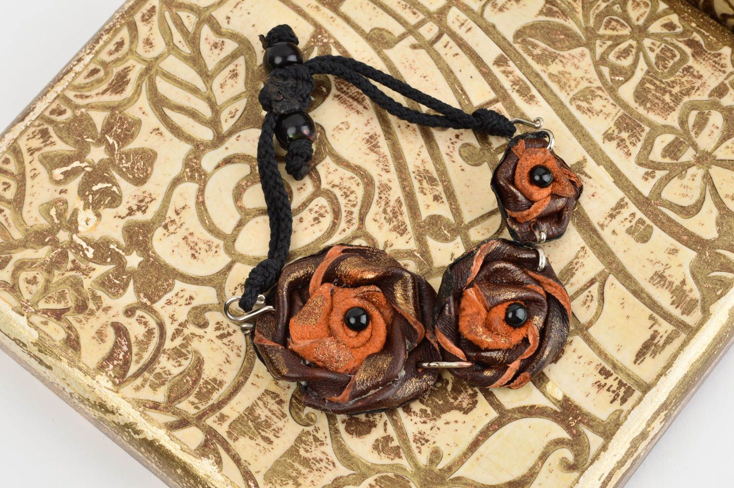 Браслет ручной работы дизайнерское украшение браслет из кожи коричневые розы фото 1