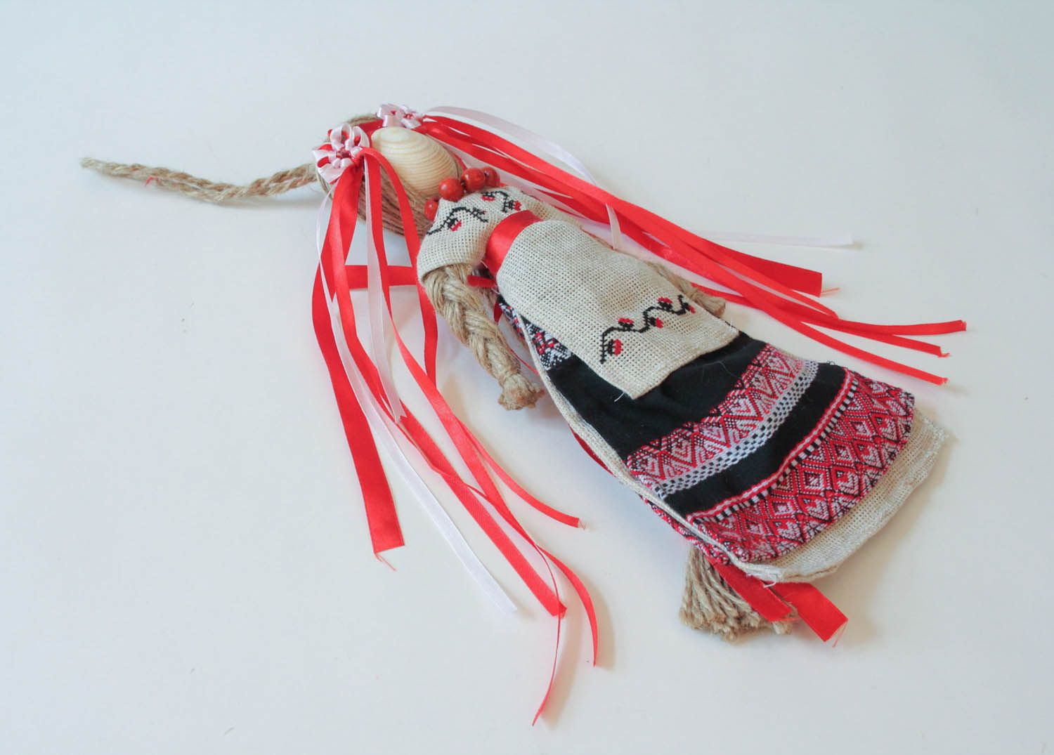 Boneca étnica protectora feita à mão de tecido de linho foto 3