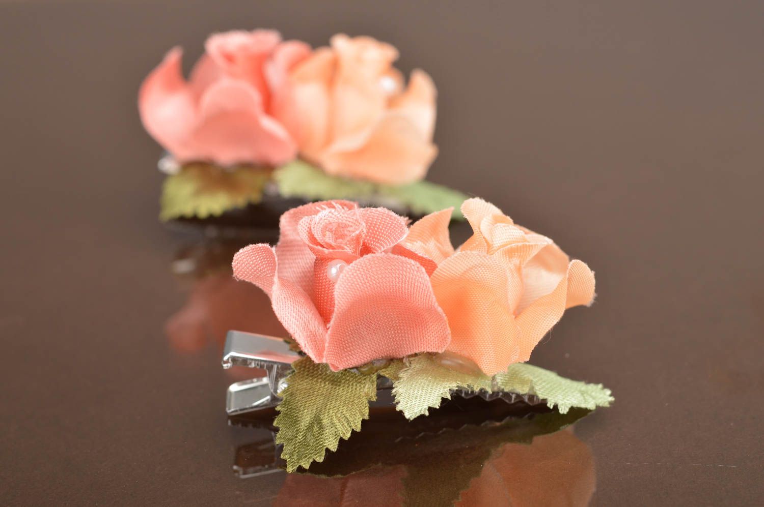 Pinzas de pelo con flores artificiales hechas a mano rosas de color crema foto 2