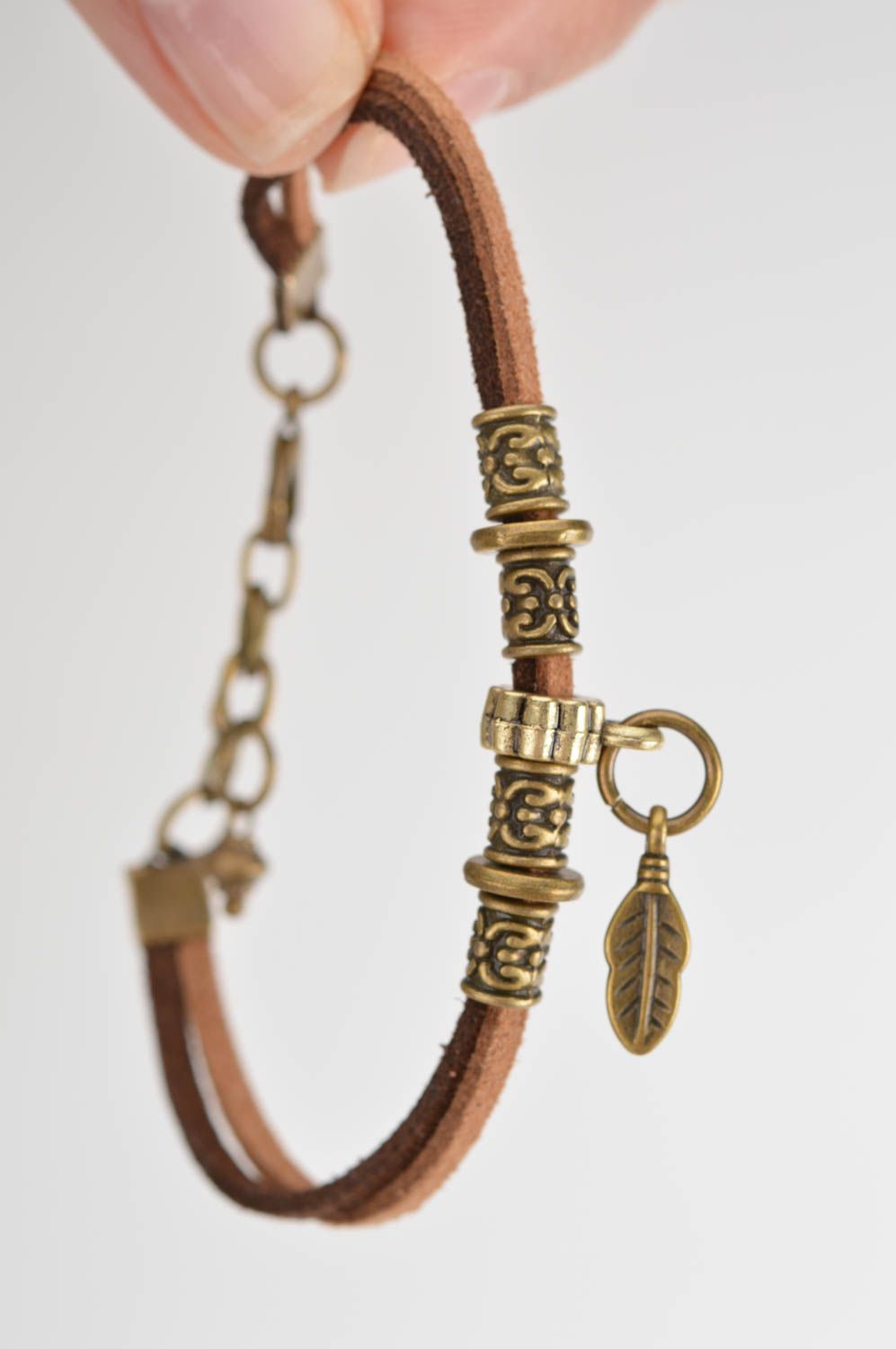 Bracelet en cordons de daim fait main fin avec breloque couleur d'or original photo 3