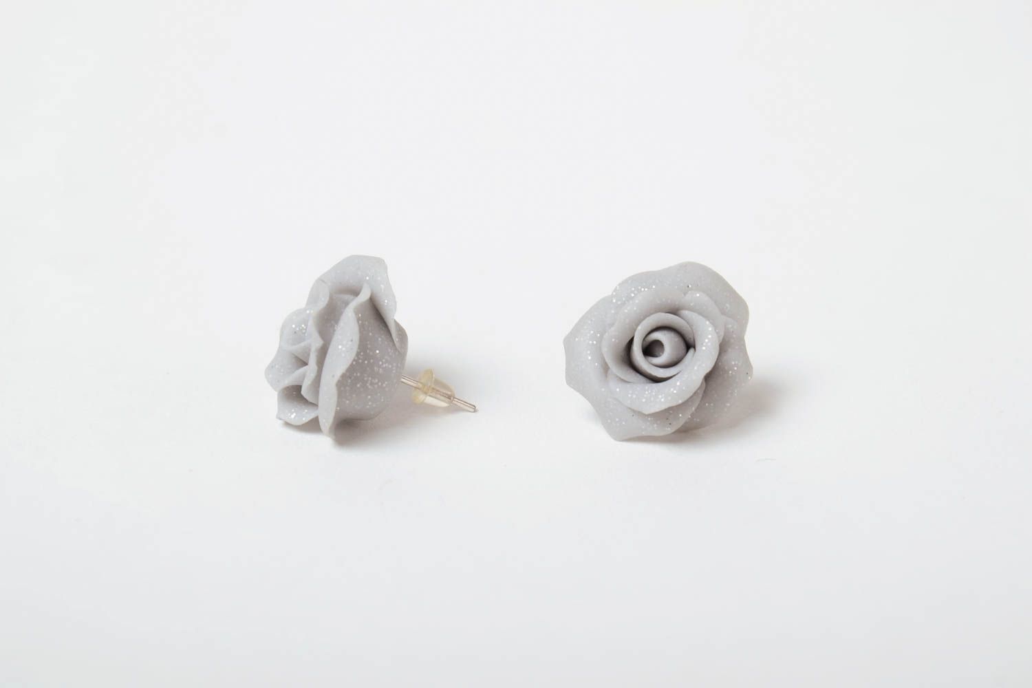 Boucles d'oreilles en pâte polymère avec fleurs grises faites main clous photo 3