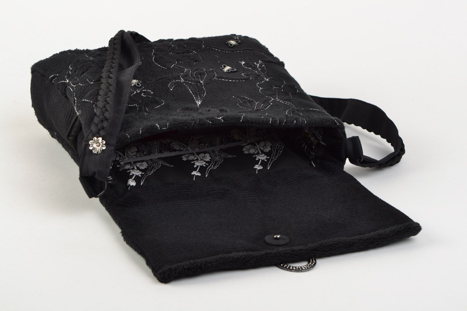 Schwarze große handgemachte exklusive Tasche aus Stoff mit stilvolle Frauen foto 4