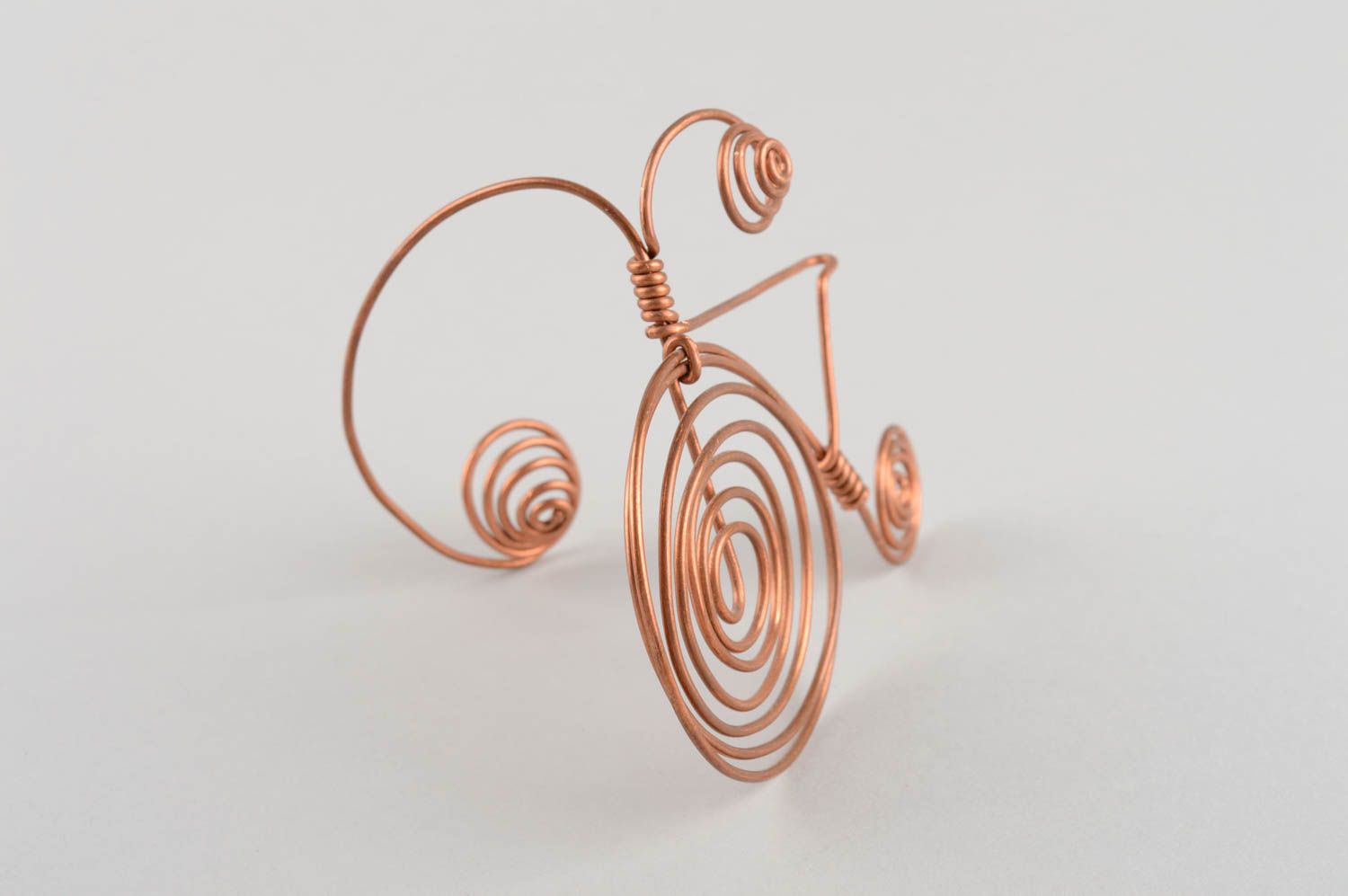 Figura decorativa de alambre de cobre original hecha a mano bicicleta  foto 4