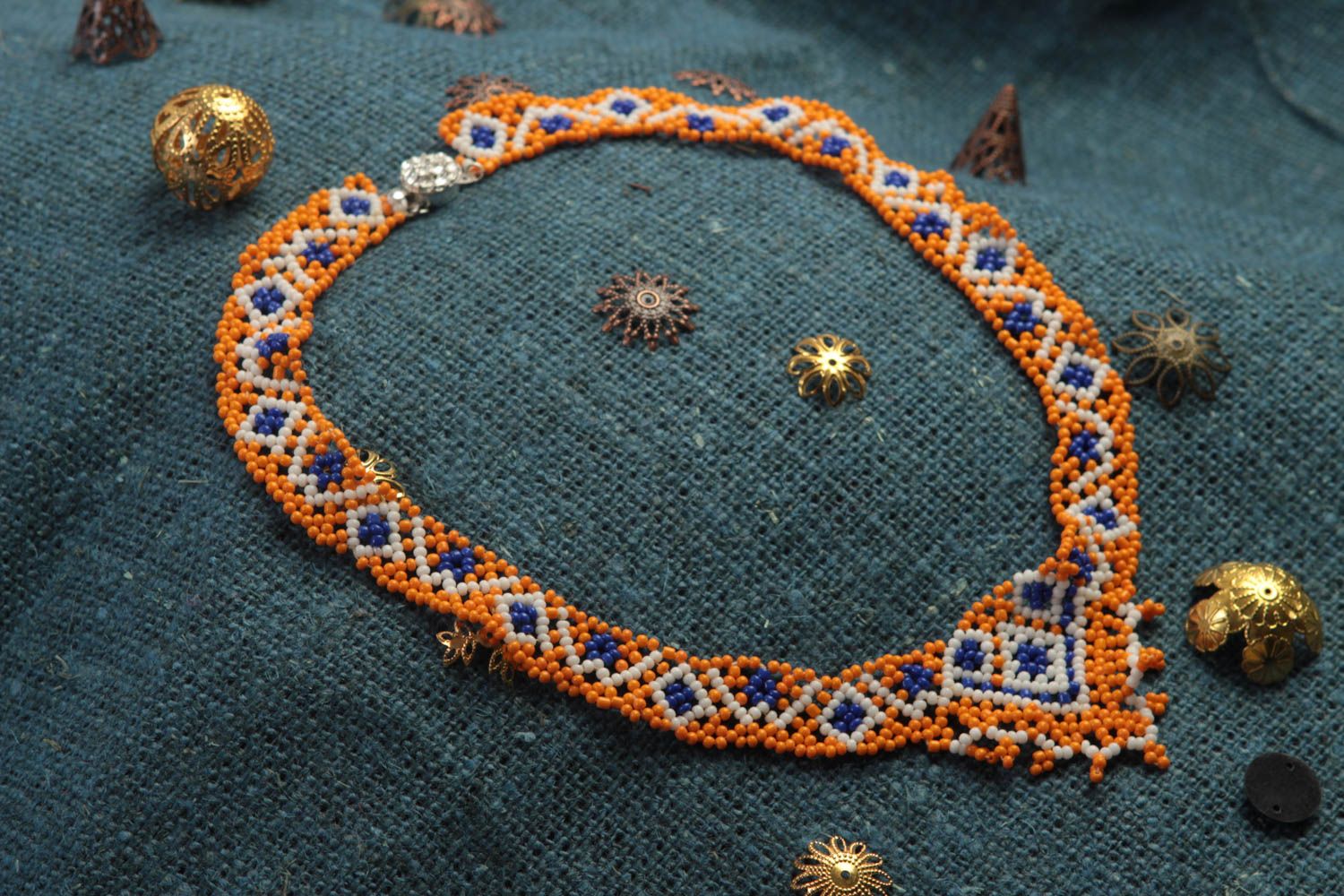 Ожерелье из бисера оранжевое яркое необычное в этно стиле ручная работа фото 1