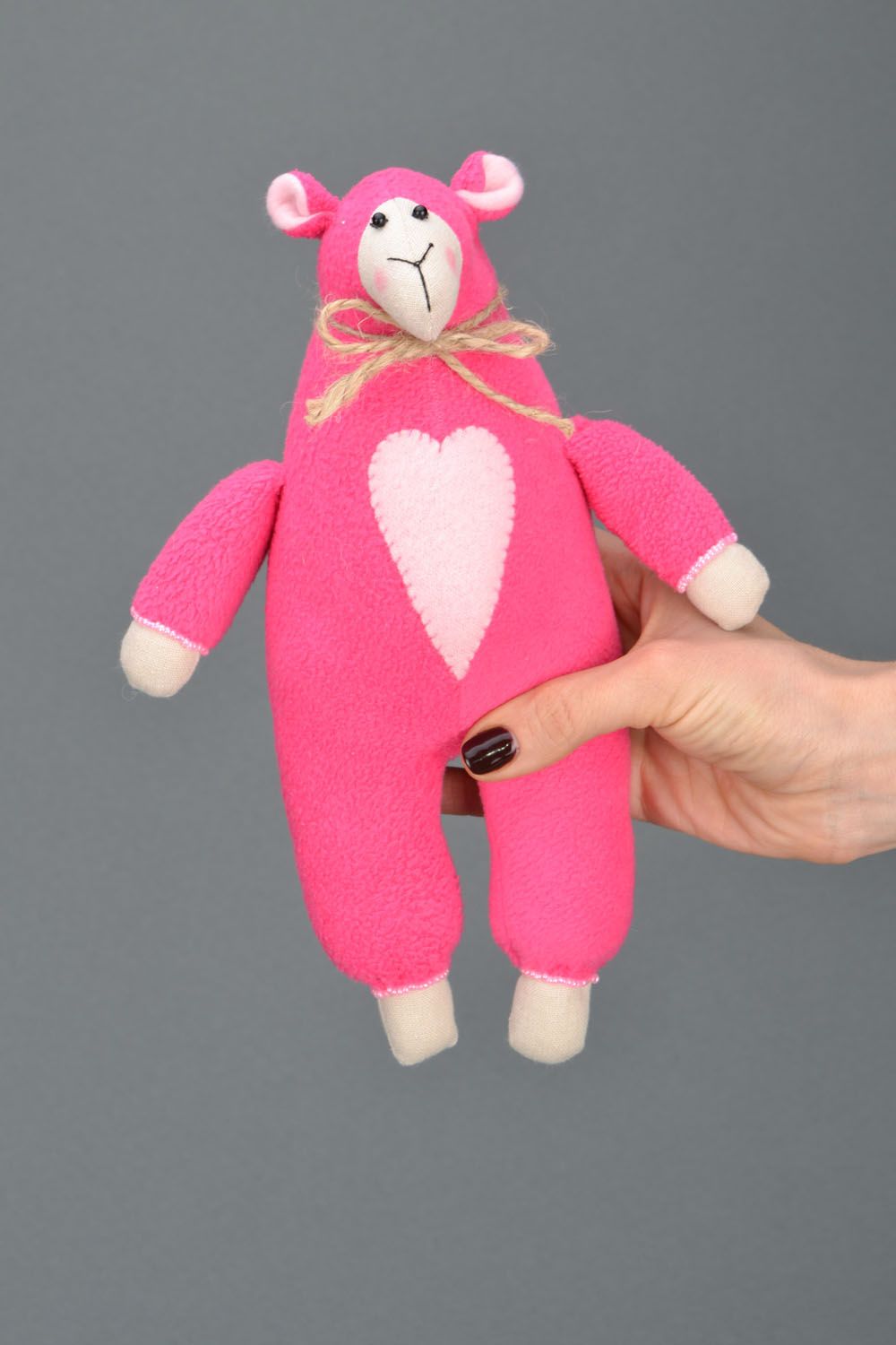 Brinquedo macio na forma de uma ovelha de cor rosa foto 1