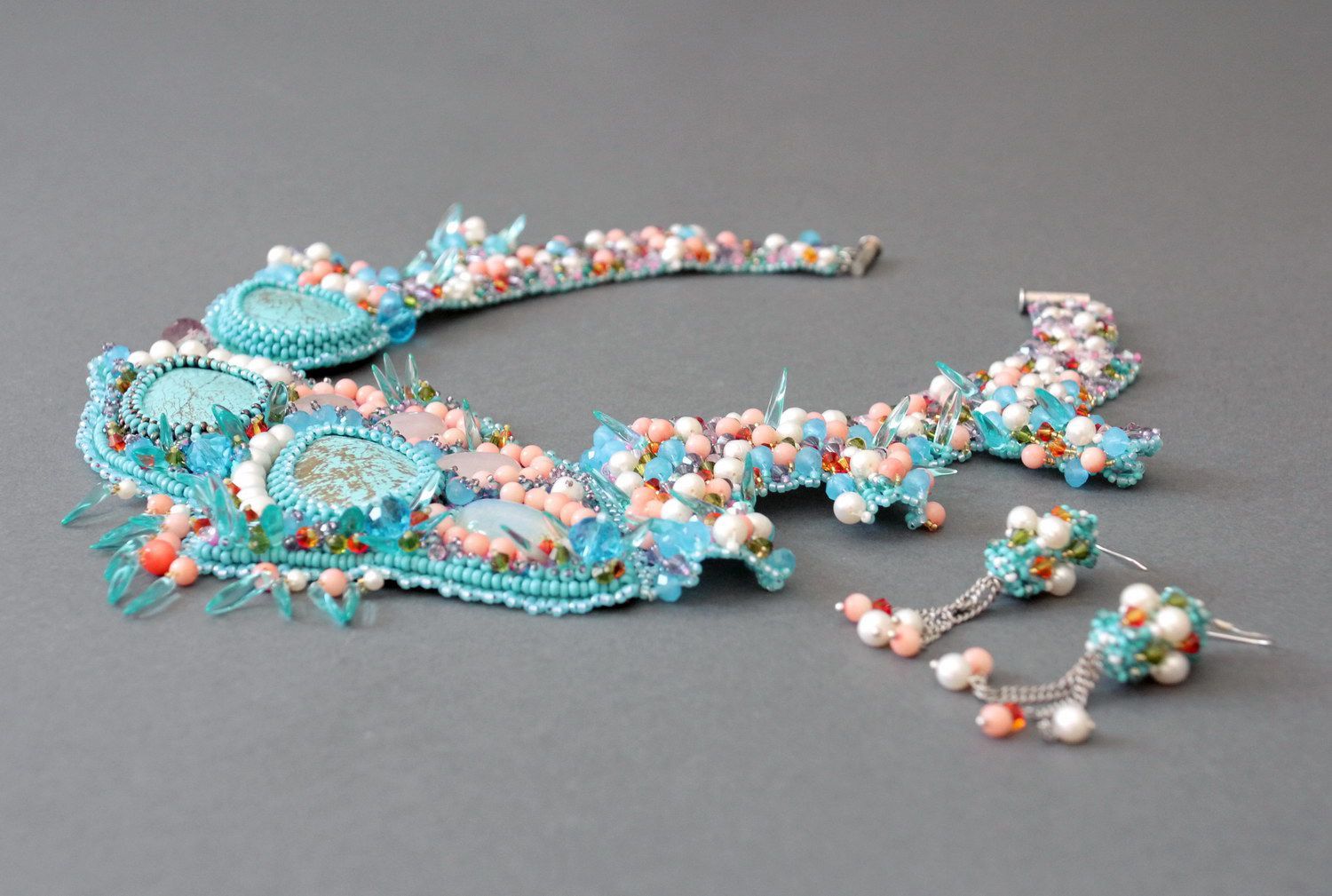 Parure de bijoux en perles, coraux et cristaux Attouchement doux photo 1