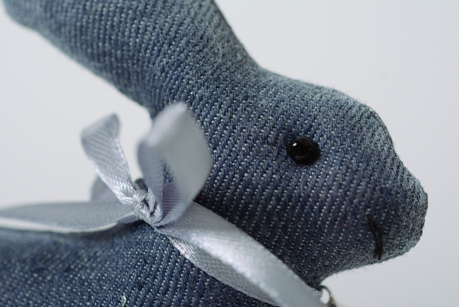 Темно синяя авторская игрушка из джинса в форме зайчика ручной работы для декора фото 2