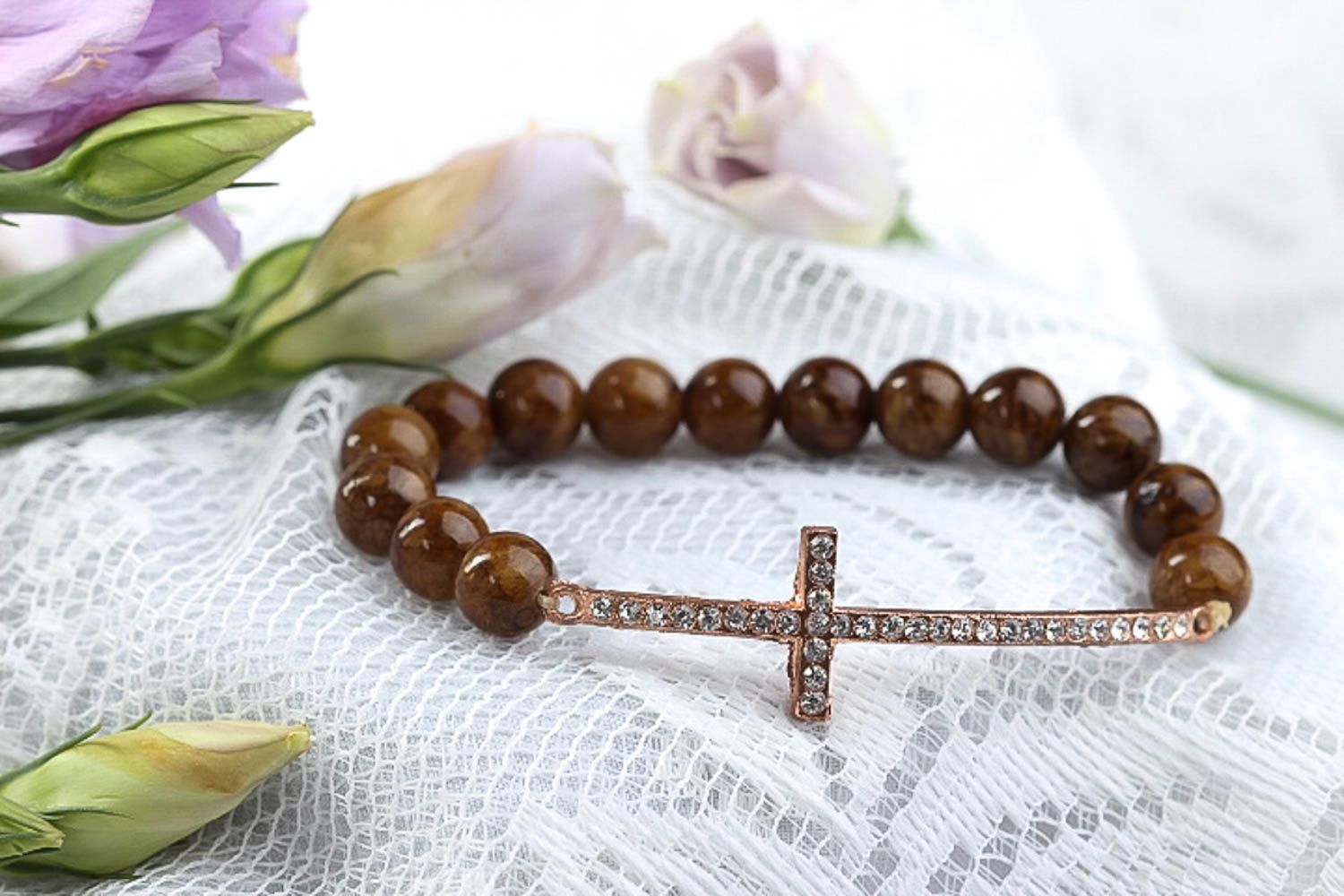 Bracelet tendance Bijou fait main marron avec croix en métal Accessoire femme photo 1